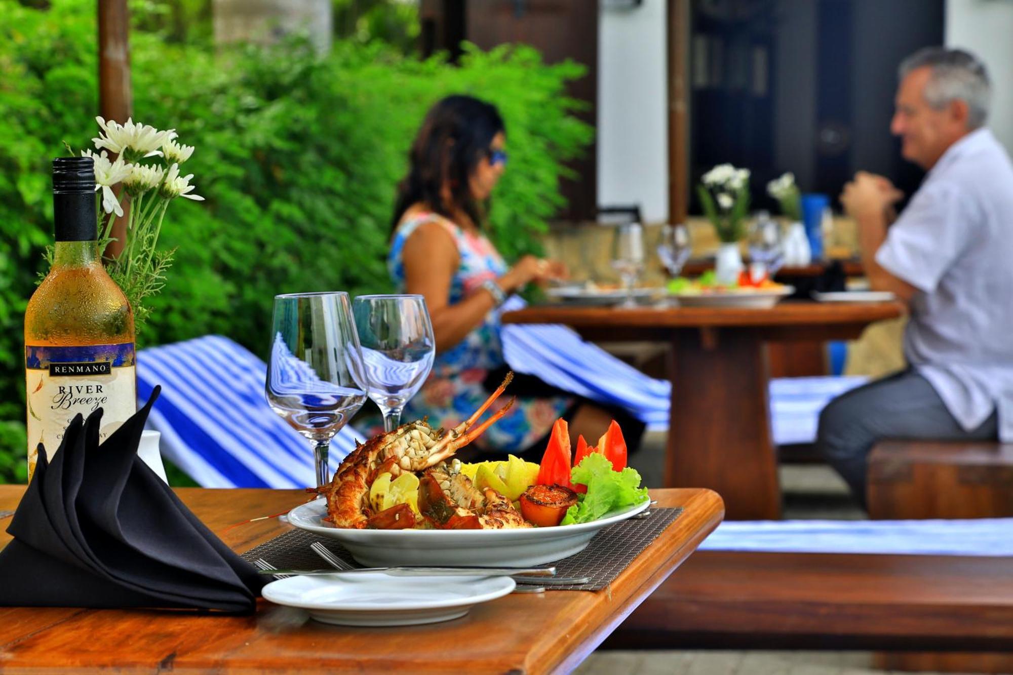 St.Lachlan Hotel & Suites Negombo Zewnętrze zdjęcie